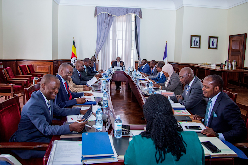 Kabineti y’Obwakabaka bwa Buganda ng’etudde mu lukiiko e Bulange, Mengo.